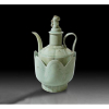 <p>Conjunto de gomil de porcelana celadon, parte inferior em forma de flor de lótus, jarro ornamentado com gomos e tampa em forma de animal estilizado. Alt. 14 x 15cm (suporte) , 23 x 16 x 13cm (jarro). China, com características da Dinastia Song . (similar reproduzido no livro THE BRITISH MUSEUM pag.145)</p>