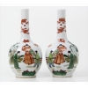 <p>Par de floreiros de porcelana chinesa com esmaltes típicos Famille Verte à maneira período Kangxi, decorados com figuras de sábios, marca de duplo anel azul sob a base. Alt. 20 x 10cm cada. China XVIII/XIX (um deles com fio de cabelo)</p>