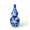 <p>Floreiro de porcelana chinesa em forma Double Gourd, ornamentado com flores do gênero Prunus (ex: flor de cerejeira), sobre fundo na tonalidade azul dito Cracked Ice, marca azul de 04 caracteres apócrifa ao período Kangxi sob a base. Alt. 30 x 13cm. China, atribuído à Dinastia Qing, período Guangxu (1875-1908) (com trincado)</p>