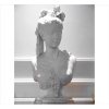 <p>Busto clássico de mármore esculpido e polido representando figura feminina. Alt. 74 x 34 x 24cm. Europa, séc. XIX/XX</p>
