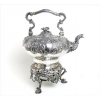 <p>Grande Samovar de prata lei inglesa, estilo e época Vitoriano, brasonado, decorado com motivos rocaille. Contraste da cidade de Londres, letra data 1839, marca do prateiro JGE. Alt. 37 cm.</p>