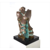 <p>GUERRA (sem assinatura), grande escultura de bronze patinado, representando busto feminino estilizado. Alt. 64 x 32 x 26cm.</p>