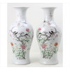 <p>Par de vasos de porcelana oriental finamente esmaltados, ornamentados com figuras de pássaros e motivos florais. Alt. 46,5 x 20cm cada. China, período República (1912-1949)</p>