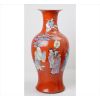 <p>Vaso de porcelana chinesa esmaltada, ornamentado com diversas figuras e animais mitológicos, sobre fundo na tonalidade rouge de fer, marca apócrifa ao período Qianlong sob a base. Alt. 45 x 21cm. China, início séc. XX.</p>