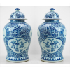 <p>Par de potiches de porcelana esmaltada nas tonalidades azul e branco, ornamentados com objetos orientais em reservas, sobre fundo de ramagens diversas. Alt. 50 x 28cm cada. China, séc. XX</p>