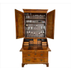 <p>Trumeau de madeira finamente ornamentado com folhas de rádica, parte inferior dito cômoda papeleira, contendo diversos nichos e escaninhos internos, parte superior com prateleiras. Europa, séc. XIX</p>