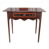 <p>Mesa lateral de madeira jacarandá, estilo e época D. Maria I, estrutura reta, saia recortada, ornamentada com marcheterie nas bordas, contém uma gaveta frontal com puxadores e fechadura de bronze. Alt. 80 x 92 x 58cm. Brasil início séc. XVIII/XIX.</p>
