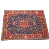 <p>Tapete Kashan, decoração com medalhão central floral de quatro pontas e arabescos, campo na tonalidade azul marinho com profusa composição de flores, ramos e folhas, borda tripla com faixa principal ornada por palmetas estilizadas e elementos shah abbas, 430 x 329 cm = 14,15 m², início séc. XX.</p>