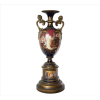 <p>ROYAL VIENNA, Grande ânfora de porcelana esmaltada, ricamente ornamentada com cenas e passagens de Shakespeare, pintadas à mão e assinadas por F. Hozel, marca da manufatura sob a base. Alt. 77 x 27 x 26cm. (total c/ base).Áustria, séc. XIX</p>