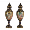 <p>Par de monumentais ânforas de porcelana esmaltada, ornamentadas com cenas de Napoleão, sendo uma o pedido de casamento de Napoleão à Maria Luísa da Áustria em 1810, e a segunda, o casamento oficial no mesmo ano, verso com representação do Chateau de Compiegne. Alt. 95 x 30cm cada. França, séc. XIX</p>