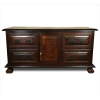 <p>Móvel arcaz de madeira nobre, robusta estrutura contendo 04 gavetões frontais e uma porta central com uma prateleira interna, Alt. 113 x 227 x 73cm. Portugal, séc. XIX (pode ser necessário içamento por conta do arrematante)</p>