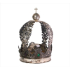 <p>Importante coroa de prata-de-lei regional, sem contraste, ricamente cinzelada, ornamentada com ramagens, volutas e rosáceas, inclui cabouchons de gemas possivelmente esmeraldas e ametistas polidas. Alt. 30 x 18cm. Sul America, séc. XVIII (precisa de um ponto de solda)</p>