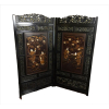 <p>Biombo oriental de madeira nobre, estrutura de duas folhas, placas centrais ricamente ornamentadas com figuras em cenas mitológicas, aplicações de osso natural esculpido, madre-pérola e douração, guarnições finamente fenestradas com garças e guirlandas. Alt. 193 x 94cm (cada folha) e 193 x 198cm (total aberto). Japão, séc. XIX/XX (com restauro em um frontão superior e alguns lascados nas guarnições)</p>