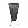 <p>Grande vasilhame de cobre repuxadio, sobre base de ferro. Alt. 107 x 53cm. Séc. XIX</p>