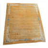 <p>Tapete chinês Art Deco, campo liso em tonalidade dourado-ocre com ampla reserva central e decoração minimalista nos cantos composta por motivos gregos e pequenos florões estilizados em azul-claro e cinza, composição de forte influência modernista típica das manufaturas chinesas de exportação, 423 x 345 cm = 14,59 m²</p>