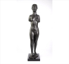 <p>ERNESTO DE FIORI, Vênus, Escultura de bronze patinado, tiragem única, sobre base de pedra, assinada. Alt. 56 x 12 x 16cm. (total c/ base)</p>