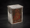 <p>Rara esmoleira de prata-de-lei regional sem contraste, ornamentada com pintura representando Cristo da Paciência, sobre placa de metal. Alt. 17 x 14 x 15cm. Brasil, séc. XVIII/XIX (peso total 995 gramas)</p>