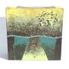 <p>Esta obra retrata uma paisagem abstrata usando cores como amarelo, verde e marrom em um painel quadrado de cerâmica.O topo apresenta formas semelhantes a estrelas e pontilhismo vermelho e azul.No centro, há uma linha azul e uma fileira de pontos laranja.Na parte inferior há um triângulo verde e um ponto vermelho.A peça inteira tem uma textura áspera e um toque artesanal. Dizem que as obras de Yuasa Megumi expressam a natureza, o universo e o mundo interior dos seres humanos.Este trabalho também pode ser interpretado de diferentes maneiras por diferentes espectadores.Por exemplo, o formato de estrela pode ser interpretado como um símbolo de esperanças e sonhos, a linha azul como um símbolo de rios e estradas, e o triângulo verde como um símbolo de montanhas e florestas.</p>
