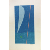 <p>A imagem é uma representação da obra Vela, bandeira e mastro do pintor ítalo-brasileiro Alfredo Volpi, um dos mais importantes da segunda geração do modernismo no Brasil. A obra, uma serigrafia, destaca-se pelo uso de cores vibrantes e formas geométricas, características marcantes do estilo de Volpi,é conhecido por suas pinturas de casarios e bandeirinhas coloridas, elementos que frequentemente remetem ao folclore e às festas populares brasileiras. A geometrização das formas e o uso expressivo da cor são características presentes em diversas fases de sua obra. A obra exemplifica a simplificação formal e a busca pela essencialidade que marcaram a produção de Volpi, especialmente a partir da década de 1950. </p>