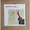 <p>Livro intitulado Antonio Dias - Aquarelas e Colagens. Antonio Dias (1944-2018) foi um artista multimídia brasileiro, conhecido por sua versatilidade e inovação, transitando por diversas áreas como pintura, escultura, gravura, vídeo e instalação. Sua obra frequentemente abordava temas como violência, erotismo e questões sociais. O livro, é um catálogo de exposição e publicação sobre a obra do artista, destaca uma de suas pinturas na capa. A imagem na capa apresenta um fundo com manchas em tons claros e sobre ele, uma forma que lembra um instrumento ou objeto abstrato em tons terrosos e preto. O título do livro e o nome do artista estão impressos em vermelho na parte superior da capa.<br /><br /></p>