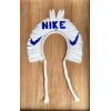<p>Denilson Baniwa - ( AKANGATARA NIKE ) ACESSÓRIO DE CABEÇA EXECUTADO EM PLUMAS, ALGODÃO E TINTA VINÍLICA </p>