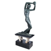 <p>Elio de Giusto - 1934, denominadaRithmo, Escultura em bronze, medindo 113x60x21cm, base 75x50x26cm, assinatura na pe&ccedil;a.&nbsp;</p><br /><p class=MsoNormal>Esta escultura integrou do <em>2</em>&ordm; Sal&atilde;o Paulista de Bellas Artes em 25/01/1935, conforme fotos adjacentes acima. Uma obra marcante do artista que atesta sua relev&acirc;ncia hist&oacute;rica e valor art&iacute;stico inconfund&iacute;vel.</p>