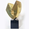 BRUNO GIORGI - Escultura em Bronze Polido. Medidas: 33,5 cm (altura total c/ base) e 23,5 x 20 x 12 cm (escultura). Base em madeira. Assinada “B. Giorgi” na obra (bronze). Estado de conservação: Bom.