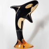 PALATNIK, ABRAHAM - Baleia - Orca. Escultura, Arte Cinética. Medidas: c.24,5cm Alt. Assinada Pal. Déc.70. Rara e grande escultura/arte cinética produzida em resina de poliéster com filme preto na sua parte interna. Estado de conservação: Ótimo, sem lascados.