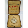 CYMA - Raro Relógio Suiço de Bolso em Ouro 18k Amarelo. Ainda em seu estojo original e comemorativo dos Grands Prix´s de 1910 a 1914. Medida: 42 milim. diâmetro. Peso Total Relógio 49.8 grs. Mostrador com números arábicos e detalhe no centro com quadriculados, em menção a bandeira de chegada das corridas. Tampa traseira com rico trabalho em dois tons de ouro com linhas geométricas ao gosto Art Deco. Movimento a corda. Estado de conservação: ótimo estado, funcionando, sem garantias futuras, na tampa traseira possui peq. mossa.