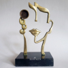 <p><strong>PIETRINA CHECCACCI - Rosto e Flor</strong>. Rara Escultura em Bronze, contendo mini porta-retrato. Assinada da Peça. Med: 22x15 cm (bronze). Estado de conservação: Ótimo.</p>