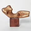 <p><strong>SONIA EBLING - Torso Feminino</strong><strong></strong>. Escultura em Bronze Polido. <strong>Med: 17 x 8 cm (escultura), 17x13 cm (c/ a base)</strong>. <strong>Asssinado Ebling no verso/escultura</strong>. Com base em madeira de lei. </p>