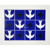 <p><strong>ATHOS BULCÃO - Natividade (Igrejinha N.S. Fátima, 1958).</strong> Grande Painel de Azulejos com Moldura. <strong>Med.: 76x61cm (ME), 61x46cm (MI), 15x15cm (cada azulejo).</strong> Com Cache no Verso da Fundação Athos Bulcão. <strong>Painel composto por 12 azulejos e moldura em madeira. </strong>Azulejos reproduzidos pela Fundação A. Bulcão conforme obra original do painel em azulejos de autoria do artista. Estado de conservação: ótimo.</p>