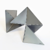 <p>LYGIA CLARK Escultura Bicho Linear Medidas: 35x20x16 cm -Cor Cinza em ABS* -Peça chancelada -Acompanha a embalagem original O Mundo Lygia Clark Edição Póstuma -A escultura mede 35x20x16 cm quando está fechada e pode assumir diversos tamanhos e formas por ela ser interativa. Nas palavras de Alessandra Clark (neta de Lygia) e criadora da versão multipla em ABS*-plástico: Depois de colaborar com a Associação Cultural da Lygia por vários anos, pude aprender muito sobre a obra da minha avó. Pude ler muitos de seus desejos que não conseguiu por em prática. Um desses desejos era poder ter os seus “bichinhos” como ela os chamava, vendidos em praça pública a preços populares. Esse foi um dos muitos projetos que consegui por em prática para atender seus desejos. Os direitos autorais pagos à fundação também contribuem para manter seus arquivos abertos aos amantes de sua obra.</p>