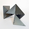 <p>LYGIA CLARK Escultura Bicho Linear Medidas: 35x20x16 cm -Cor Cinza em ABS* -Peça chancelada -Acompanha a embalagem original O Mundo Lygia Clark Edição Póstuma -A escultura mede 35x20x16 cm quando está fechada e pode assumir diversos tamanhos e formas por ela ser interativa. Nas palavras de Alessandra Clark (neta de Lygia) e criadora da versão multipla em ABS*-plástico: Depois de colaborar com a Associação Cultural da Lygia por vários anos, pude aprender muito sobre a obra da minha avó. Pude ler muitos de seus desejos que não conseguiu por em prática. Um desses desejos era poder ter os seus “bichinhos” como ela os chamava, vendidos em praça pública a preços populares. Esse foi um dos muitos projetos que consegui por em prática para atender seus desejos. Os direitos autorais pagos à fundação também contribuem para manter seus arquivos abertos aos amantes de sua obra.</p>