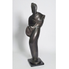 <p>VICTOR BRECHERET Tocadora de Guitarra Escultura em Bronze Patinado -74 cm Altura -Dec 20 -Assinada e codificada na base|bronze -Acompanha Certificado da Fundação Victor Brecheret  -Tiragem de 7 exemplares -Catalogada e Codificada na Fundação. Base em granito. SOBRE O ARTISTA: Victor Brecheret nasceu em 15 de dezembro de 1894, cidade de Farnese, província de Viterbo, Itália, e muito criança ficou órfão de pai e mãe, indo morar com os tios Augusto e Paulina Nanni. Desde pequeno adorava fazer bonecos de barro, que queimava no forno de sua casa. Num certo dia, enquanto caminhava pela rua, encontrou no chão uma revista com ilustrações fotográficas de obras de Auguste Rodin; a descoberta lhe deu inspiração para o que queria ser no futuro: seria escultor. Em 1936, finalmente, iniciou a construção do Monumento às Bandeiras, e só o finalizaria em 1953. Brecheret administrava o seu tempo para executar outros trabalhos, fazendo também, neste período, “Graça I” e “Graça II” para a Galeria Prestes Maia, “Depois do Banho”, que se encontra no Largo do Arouche, “Monumento a Duque de Caxias”, no Parque Princesa Isabel.</p>