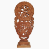 <p>MARIO TELES&nbsp;Arte Popular Medidas: 70x31 cm -Escultura entalhada em madeira -Assinada na escultura. -Possui peq restauro na base. SOBRE O ARTISTA: Natural de Divin&oacute;polis (MG), Mario Teles (1942) come&ccedil;ou a esculpir observando e ajudando o pai, o tamb&eacute;m artista G.T.O, a trabalhar nas pe&ccedil;as de madeira em casa. Inspirado pelo mesmo, M&aacute;rio Teles trabalha com a tem&aacute;tica do mundo fant&aacute;stico criado e desenvolvido pelo pai, al&eacute;m das tem&aacute;ticas folcl&oacute;ricas e regionais de Minas Gerais e outros lugares do Brasil.</p>
