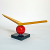 <p>GILBERTO SALVADOR VOO DE XANG&Ocirc;- Escultura em Bronze Policromada -Med 40x15 cm -Assinada e Dat 1999 na obra. -Ed 20/20 - Maquete da Enorme Escultura do Artista instalada nos Jardins da esta&ccedil;&atilde;o do Metr&ocirc; Jardim S&atilde;o Paulo-Ayrton Senna - Linha Azul do Metr&ocirc; de S&atilde;o Paulo-SP. SOBRE A OBRA: V&ocirc;o de Xang&ocirc; -&nbsp;Realiza&ccedil;&atilde;o, em 1999, da escultura V&ocirc;o de Xang&ocirc; do artista Gilberto Salvador na Esta&ccedil;&atilde;o do Metr&ocirc; Jardim S&atilde;o Paulo.&nbsp;Em janeiro de 1998, o artista recebeu um convite da Companhia do Metropolitano de S&atilde;o Paulo, para elaborar uma obra em alguma das novas Esta&ccedil;&otilde;es, que seriam inauguradas em abril. A diferen&ccedil;a dos planos das ruas lim&iacute;trofes e uma vegeta&ccedil;&atilde;o lateral, d&aacute; a este espa&ccedil;o um sentido de plenitude visual, assim como um uso comunit&aacute;rio deste espa&ccedil;o, que se completa, como um Jardim / Pra&ccedil;a, definido no projeto.&nbsp;Quando come&ccedil;ou a pensar, em uma pe&ccedil;a escult&oacute;rica para o local acima descrito, imediatamente veio a minha consci&ecirc;ncia, que a escultura deveria traduzir com suas formas, algo arrojado e significativo do que representa o Metr&ocirc; para a cidade de S&atilde;o Paulo, e quais conceitos, de usos de materiais, traduziriam a tecnologia, de ponta, que foi usada pelos construtores, em todas as &aacute;reas que envolve a formatiza&ccedil;&atilde;o do Metr&ocirc; de S&atilde;o Paulo, onde o uso de t&eacute;cnicas contempor&acirc;neas, ficam traduzidas em um equipamento urbano dos mais avan&ccedil;ados, que o poder p&uacute;blico oferece no Brasil. Portanto, a defini&ccedil;&atilde;o da escultura dever&aacute; mostrar e dar visibilidade da identifica&ccedil;&atilde;o Arte / Metr&ocirc;, Arte / Tecnologia, Arte / Constru&ccedil;&atilde;o. A partir das premissas acima, partiu para a realiza&ccedil;&atilde;o de uma maquete em escala de 1:50, da escultura em quest&atilde;o. O conceito da pe&ccedil;a foi pensado no uso do voo, e da for&ccedil;a dos elementos com os quais me identifico, por v&aacute;rias raz&otilde;es simb&oacute;licas, que ganharam nos &uacute;ltimos 34 anos de minha obra. Com o uso de formas geom&eacute;tricas b&aacute;sicas, como a esfera e os prismas, compus a obra em quest&atilde;o. Nisto resultou o &ldquo;V&ocirc;o de Xang&ocirc;&rdquo;, orix&aacute; do candombl&eacute; que se identifica na for&ccedil;a e nas decis&otilde;es de dire&ccedil;&atilde;o (O V&ocirc;o). Desenvolvida com o aux&iacute;lio de computadores, para definir a exequibilidade da mesma, e pelo fato de ter somente um ponto de apoio, o a&ccedil;o foi definido como material de maior adequa&ccedil;&atilde;o. As cores, foram escolhidas, fazendo um contraponto com o entorno urbano, vermelho e amarelo, para simbolizar a vida, com o sentido das energias que envolve o orix&aacute;, e n&atilde;o sua simbologia crom&aacute;tica, sincr&eacute;tica. (texto extra&iacute;do do site da funda&ccedil;&atilde;o do Artista Funda&ccedil;&atilde;o Gilberto Salvador https://fgs.org.br/voo-de-xango/ .</p>
