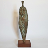 <p>VASCO PRADO&nbsp;MATERNIDADE Escultura em Bronze Patinado -Med: 48x13 cm (Escultura) e 53 cm (C/ a base) -Assinada -Tirag 98. Base em madeira de 5 cm de altura.&nbsp;</p>