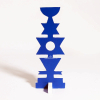 <p>RUBEM VALENTIM Torre Azul I Escultura em resina pintada a m&atilde;o. Med 19x7x7 cm -Assinada na matriz -Sem data, sem numera&ccedil;&atilde;o. Edi&ccedil;&atilde;o de 2.500 exemplares do Instituto R. Valentim.</p><br /><p>(TORRE AZUL I Caracter&iacute;sticas Distintivas: Escultura em resina premium com pintura artesanal manual;&nbsp;Estrutura tot&ecirc;mica que afirma a presen&ccedil;a cultural afro-brasileira;&nbsp;Produto licenciado com autoriza&ccedil;&atilde;o oficial do estate do artista;&nbsp;S&iacute;ntese &uacute;nica entre concretismo e espiritualidade afro-brasileira;&nbsp;Geometria sagrada conectando dimens&otilde;es terrena e espiritual;&nbsp;Cor azul sagrada associada aos orix&aacute;s Ogum e Iemanj&aacute;;&nbsp;Incorpora&ccedil;&atilde;o de s&iacute;mbolos dos orix&aacute;s atrav&eacute;s de formas concretistas;&nbsp;Celebra&ccedil;&atilde;o do Ax&eacute; como for&ccedil;a vital criadora; Concretismo Sagrado e Linguagem Visual Sofisticada;&nbsp;Inspirado na obra &ldquo;Torre Azul I&rdquo; de Rubem Valentim;&nbsp;S&iacute;ntese Tridimensional Entre Concretismo e Espiritualidade Afro-Brasileira:&nbsp;Existe uma obra que consegue transformar s&iacute;mbolos sagrados ancestrais em linguagem visual contempor&acirc;nea sem perder sua pot&ecirc;ncia espiritual. &ldquo;Torre Azul I&rdquo; de Rubem Valentim representa uma das mais importantes s&iacute;nteses entre concretismo e espiritualidade afro-brasileira na arte nacional, agora reimaginada em uma experi&ecirc;ncia tridimensional pintada artesanalmente que permite tocar literalmente a conex&atilde;o vertical entre mundo terreno e divino atrav&eacute;s da for&ccedil;a criadora do Ax&eacute;.&nbsp;O Totem Sagrado e a Geometria dos Orix&aacute;s:&nbsp;A estrutura tot&ecirc;mica de &ldquo;Torre Azul I&rdquo; incorpora s&iacute;mbolos dos orix&aacute;s atrav&eacute;s de formas concretistas, criando uma linguagem visual que transforma elementos religiosos afro-brasileiros em arte conceitual contempor&acirc;nea. Esta abordagem revolucion&aacute;ria demonstra como Rubem Valentim conseguiu elevar a cultura afro-brasileira ao circuito art&iacute;stico erudito sem descaracterizar sua ess&ecirc;ncia espiritual. A utiliza&ccedil;&atilde;o da geometria sagrada na composi&ccedil;&atilde;o vertical estabelece uma conex&atilde;o direta entre mundo terreno e espiritual, funcionando como canal de comunica&ccedil;&atilde;o com as for&ccedil;as ancestrais. Cada elemento geom&eacute;trico carrega significado simb&oacute;lico espec&iacute;fico, criando um vocabul&aacute;rio visual que honra a tradi&ccedil;&atilde;o while dialoga com a vanguarda art&iacute;stica internacional.&nbsp;Azul Sagrado e Pintura Artesanal:&nbsp;Nossa interpreta&ccedil;&atilde;o escult&oacute;rica desta obra ic&ocirc;nica nasceu do entendimento de que a cor azul em Valentim n&atilde;o &eacute; meramente est&eacute;tica, mas carrega profundo significado espiritual associado aos orix&aacute;s Ogum e Iemanj&aacute;. Esta crom&aacute;tica sagrada, aplicada atrav&eacute;s de pintura manual artesanal, confere &agrave; pe&ccedil;a uma dimens&atilde;o ritual que conecta o processo criativo com a tradi&ccedil;&atilde;o ancestral.&nbsp;Cada pincelada manual &eacute; aplicada com rever&ecirc;ncia, reconhecendo que estamos recriando n&atilde;o apenas uma obra de arte, mas um s&iacute;mbolo sagrado que celebra o Ax&eacute; como for&ccedil;a vital criadora. A textura e materialidade da pintura artesanal conferem &agrave; escultura uma presen&ccedil;a que transcende a simples representa&ccedil;&atilde;o para se tornar objeto de poder espiritual e est&eacute;tico.&nbsp;&nbsp;A genialidade de &ldquo;Torre Azul I&rdquo; reside na capacidade de Rubem Valentim de criar uma linguagem visual sofisticada que &eacute; simultaneamente contempor&acirc;nea e ancestral. Os elementos concretistas n&atilde;o negam a espiritualidade, mas a potencializam atrav&eacute;s de uma est&eacute;tica depurada que dialoga com movimentos art&iacute;sticos internacionais sem perder sua identidade cultural. Esta abordagem representa uma revolu&ccedil;&atilde;o na arte brasileira: a transforma&ccedil;&atilde;o de s&iacute;mbolos religiosos marginalizados em elementos centrais da vanguarda art&iacute;stica nacional. A torre funciona como manifesto visual que afirma a legitimidade e sofistica&ccedil;&atilde;o da cultura afro-brasileira no contexto da arte conceitual contempor&acirc;nea. Afirma&ccedil;&atilde;o Cultural e Pot&ecirc;ncia Espiritual:&nbsp;&ldquo;Torre Azul I&rdquo; funciona como poderosa afirma&ccedil;&atilde;o da presen&ccedil;a da cultura afro-brasileira no circuito art&iacute;stico, demonstrando como tradi&ccedil;&otilde;es ancestrais podem ser honradas e simultaneamente atualizadas atrav&eacute;s da linguagem visual contempor&acirc;nea. A obra representa um marco na luta por reconhecimento e valoriza&ccedil;&atilde;o da contribui&ccedil;&atilde;o afro-brasileira para a identidade cultural nacional.&nbsp;Possuir esta recria&ccedil;&atilde;o significa muito mais que adquirir uma pe&ccedil;a decorativa &ndash; &eacute; participar de um movimento de afirma&ccedil;&atilde;o cultural que reconhece a espiritualidade afro-brasileira como fonte leg&iacute;tima de cria&ccedil;&atilde;o art&iacute;stica. A obra transforma qualquer ambiente em espa&ccedil;o de celebra&ccedil;&atilde;o da diversidade cultural e pot&ecirc;ncia criativa do Brasil contempor&acirc;neo.&nbsp;Legado Revolucion&aacute;rio e Valor Cultural Permanente:&nbsp;Esta recria&ccedil;&atilde;o tridimensional conta com a aprova&ccedil;&atilde;o oficial do estate de Rubem Valentim, garantindo n&atilde;o apenas a autenticidade da interpreta&ccedil;&atilde;o cultural, mas o reconhecimento da qualidade art&iacute;stica desta transposi&ccedil;&atilde;o dimensional. A obra perpetua o legado revolucion&aacute;rio de um artista que conseguiu transformar s&iacute;mbolos marginalizados em elementos centrais da vanguarda brasileira.&nbsp;Para o colecionador de arte brasileira contempor&acirc;nea, &ldquo;Torre Azul I&rdquo; representa investimento em uma obra que funciona simultaneamente como arte conceitual sofisticada e objeto de poder espiritual. &Eacute; uma pe&ccedil;a que honra a tradi&ccedil;&atilde;o ancestral while contribui para a evolu&ccedil;&atilde;o da linguagem visual contempor&acirc;nea, consolidando-se como s&iacute;mbolo da riqueza cultural que emerge quando diferentes tradi&ccedil;&otilde;es se encontram e se potencializam mutuamente).</p>