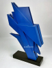 <p>CL&Aacute;UDIO TOZZI Escultura Azul Tinta Automotiva S/ Alum&iacute;nio -Medidas: 48x33x9 cm -Assinada -Tiragem P.A. Acompanha Certificado do Artista. Data 2006 -Esta obra P.A. foi produzida na cor Azul e foi publicada no Livro de 2012 ESTRUTURAS DO REAL de Jacob Klintowitz a partir de um prot&oacute;tipo onde foram pesquisadas as rela&ccedil;&otilde;es entre as formas, de modo a determinar sombras que projetadas sobre a cor base resultam em novas tonalidades manocrom&aacute;ticas.&nbsp;A luz do ambiente que cont&eacute;m a escultura produz novas leituras visuais, o que confere um amior valor m&uacute;ltiplo.</p>