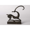 Escultura de bronce con base de mármol Art Deco. <br />Altura 15 cm <br />Largo 15 cm.<br />
