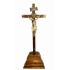 Antigo crucifixo de madeira sec XIX, com preciosa e expressiva imagem do Cristo crucificado esculpido em madeira policromada, do inicio do sec XIX. O escultor mostra ser um Mestre, devido à qualidade anatômica da imagem e ao panejamento do perizônio, que ainda tras um movimento barroco do sec XVIII. Peça de colecionador. Mede 80 cm de altura