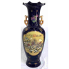 Lindo e rico jarrão de porcelana chinesa esmaltado na cor azul cobalto, com grandes reservas de ambos os lados, cada uma com linda pintura de cena. Peça de grande efeito decorativo. Mede 91 cm de altura 