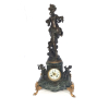 Linda estatueta em petit-bronze, Alegoria à Primavera, com a deusa Flora e Putti. Possui relógio que não foi testado, inserido na base. Mede 61 cm de altura