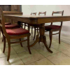 Mesa de jantar com placagem. Apresenta alguns estufados na placa do tampo,necessitará troca. Acompanha 6 cadeiras de assento de palhinha e acompanha amolfadinha.O tampo da mesa mede 2,41 x 1,10 cm 