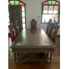 Bonita mesa de jantar com 8 cadeiras, em madeira bem trabalhada no estilo barroco espanhol. As cadeiras têm assentos e encostos estofados em (verificarse é couro ou curvin). Medindo216 x 110 x 78 cm de altura. Essa peça não se encontra na loja. Para visitação ou solicitação de vídeo entre em contato pelo whatsapp 31 97210-5588