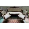 Elegante sofá e par de poltronas com estrutura de madeira nobre no estilo neo- Louis XV. Encosto e assento estofados. Encontra-se em ótimo estado.Sofá: 1.80 x0,57 <br />0,99e as poltronas : 93 x 61 x 53cm . Para receber umvídeo da peça soliciteenviando uma mensagem para owhatsapp 31 97210-5588<br />