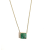 <p>Imponente Colar em ouro amarelo 18K com comprimento de 60 cm , com um grande pingente solitário em esmeralda natural na lapidação carré, medindo 1.3 x 1.3cm com aproximadamente 7 quilates, Peso total 5.5 gramas.</p>