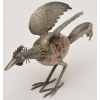 <p>Escultura em prata de lei contrastada 925 milésimos representando galo estilizado com o corpo em pedra. Med. 11 x 5 x 17,5 cm. Peso bruto 197,4 gr.</p>