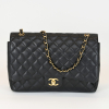 <p>Chanel</p><br /><p>Double flap Clássica - 2011</p><br /><p>Couro preto caviar, ferragens douradas</p><br /><p>25 x 33 x 10 cm</p><br /><p>Alça dupla de ombro regulável.</p><br /><p>Acompanha dust bag, caixa e cartão de autenticidade.</p><br /><p>Marcas de uso.</p>